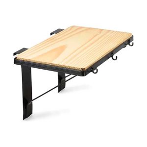 Mesita parrillera de madera y hierro "El Asador Organizado" de AsadosyPunto, perfecta para tener tus utensilios a mano durante el asado.