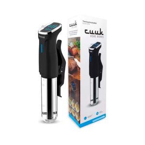 Horno Sous Vide SousVideMaster en funcionamiento, mostrando su pantalla LED y su diseño elegante