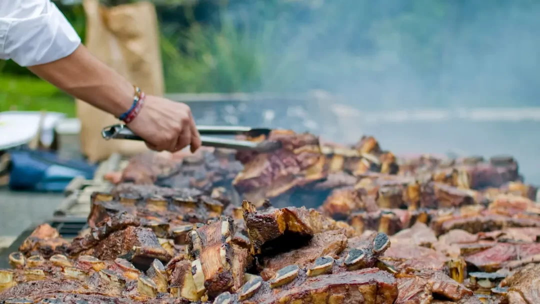 Cortes de carne asada jugosa en parrilla