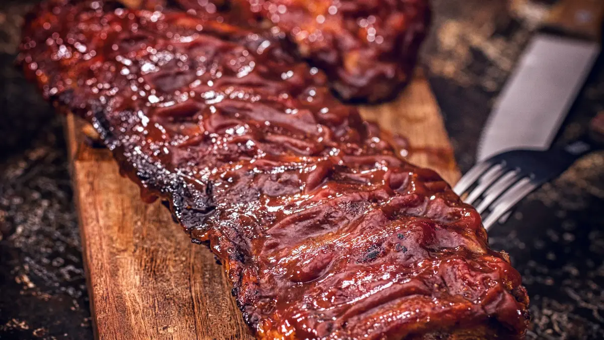Carne a la parrilla servida en tabla con ajo